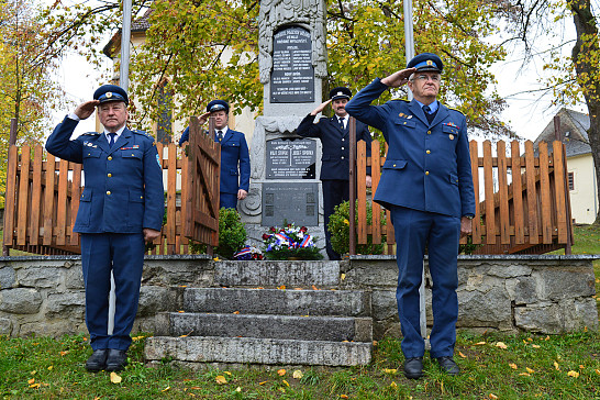 Položení  věnce k pomníku  padlých  hrdinů