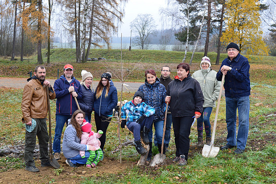 V Myslívě u hřiště se sázely třešně 17.11.2018