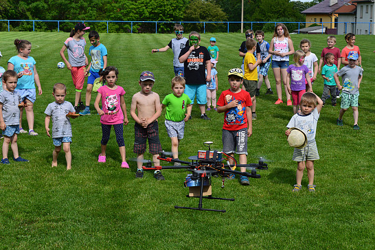 První    červnovou   sobotu 2019 bylo  hřiště  v Myslívě  plné   dětí.  