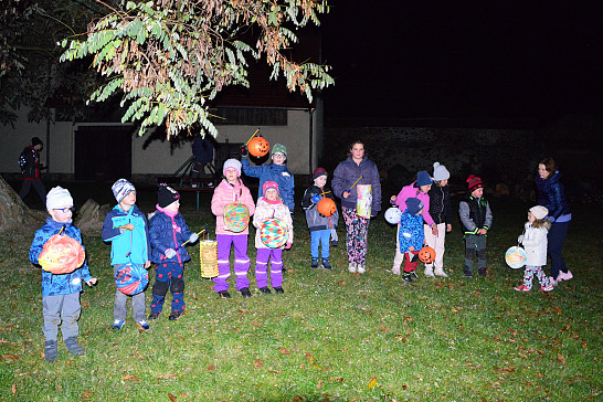 Farská   zahrada  v Myslívě  se  rozzářila  ohňostrojem 27.10.2021