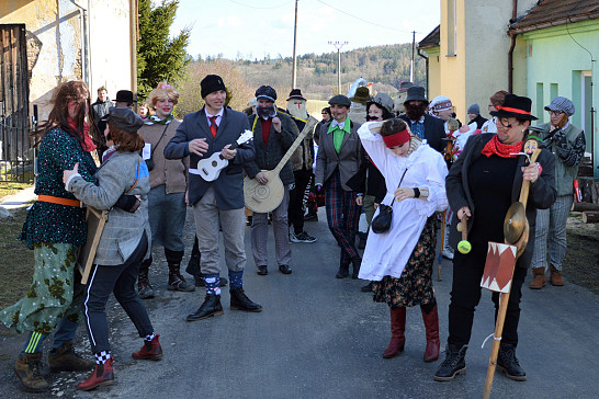 Do  průvodu  se  vydaly  i  „zasloužilé“ matky  s dětmi 19.2.2022