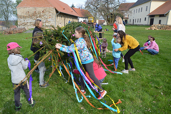 Zdobení a stavění Máje je v Myslívě už tradicí